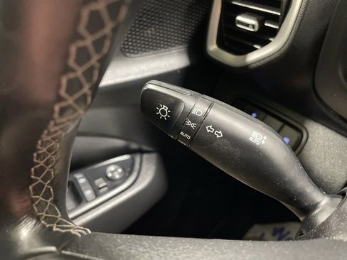 Used 2023 Hyundai Venue SEL image 23