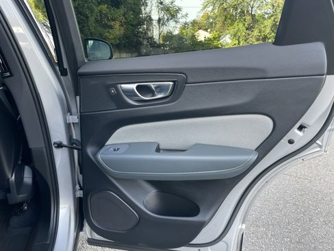 Used 2022 Volvo XC60 B5 R-Design image 18