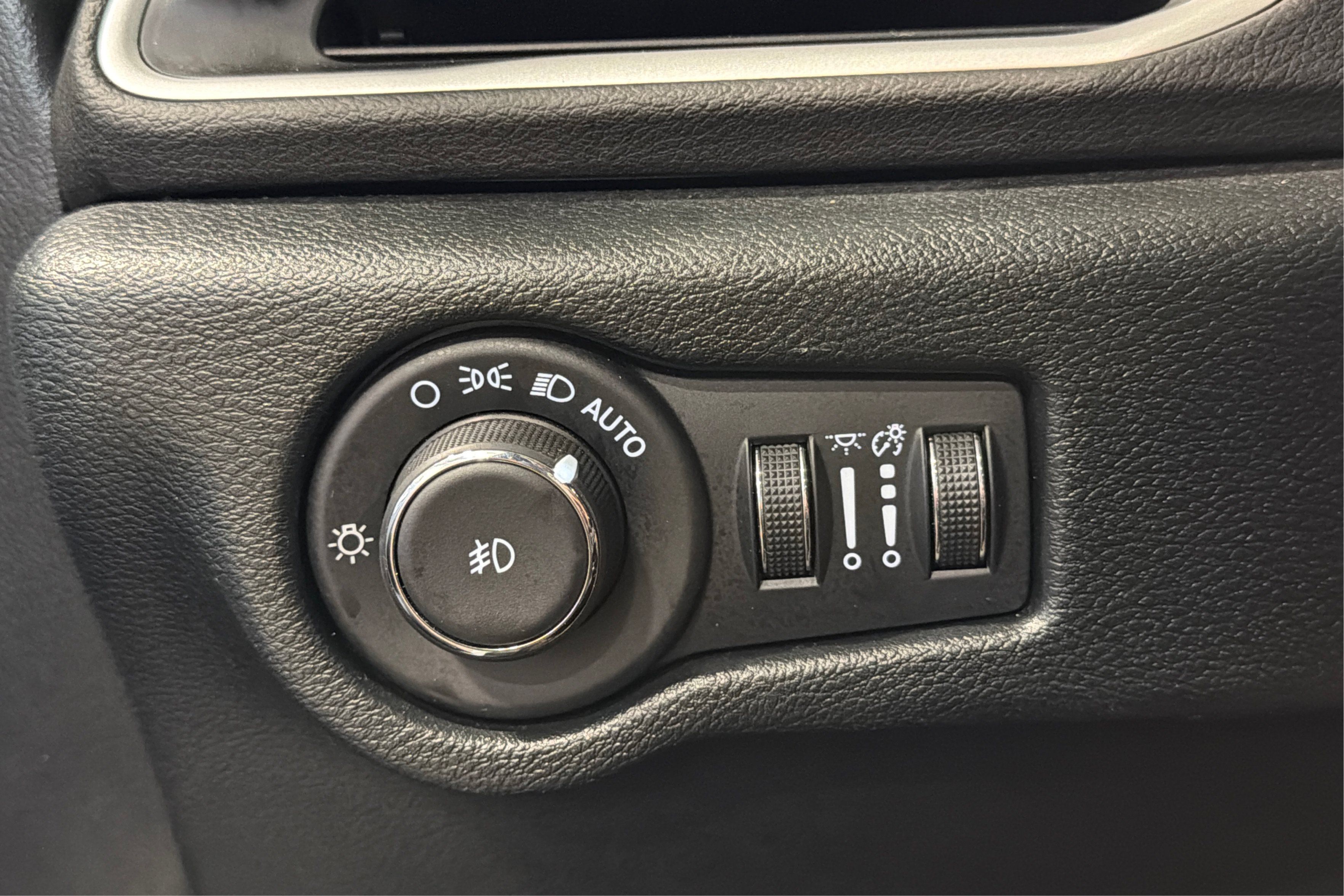 Used 2025 Chrysler Pacifica Select FWD image 22