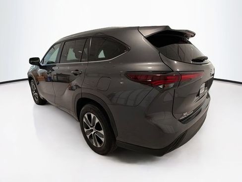 Certified 2025 Toyota Highlander XLE FWD image 5