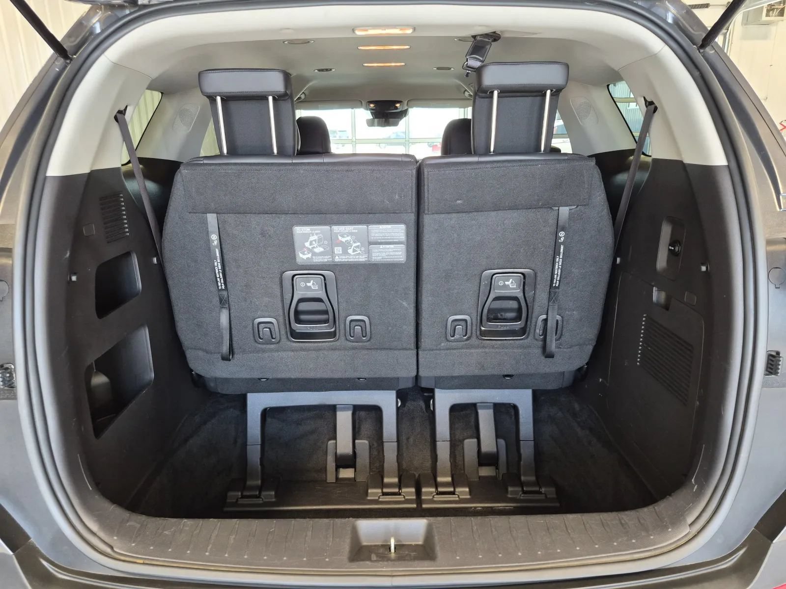 Used 2025 Kia Carnival FWD image 15