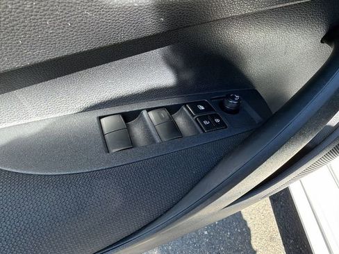 Used 2020 Toyota Corolla LE image 19