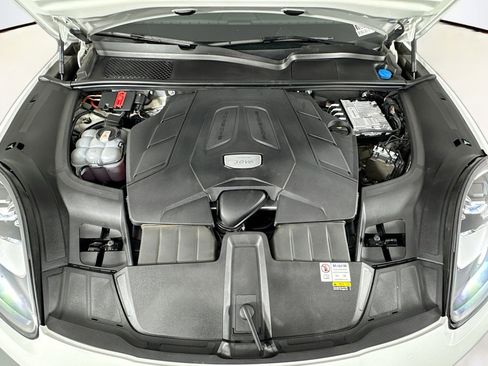 Used 2023 Porsche Cayenne Platinum Edition image 10