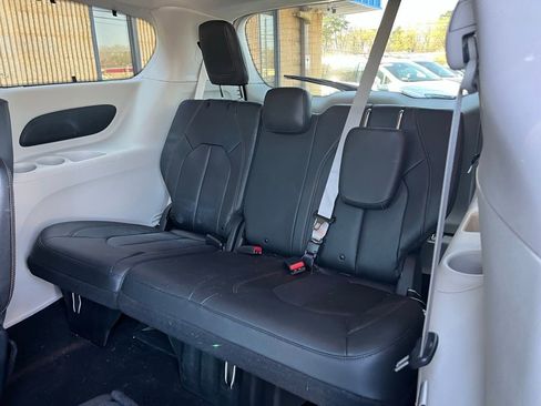 Used 2020 Chrysler Pacifica Touring-L w/ Advanced Safetytec Group image 11