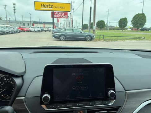 Used 2025 Nissan Altima 2.5 SV FWD image 14