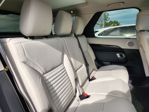 Used 2025 Land Rover Discovery S image 15