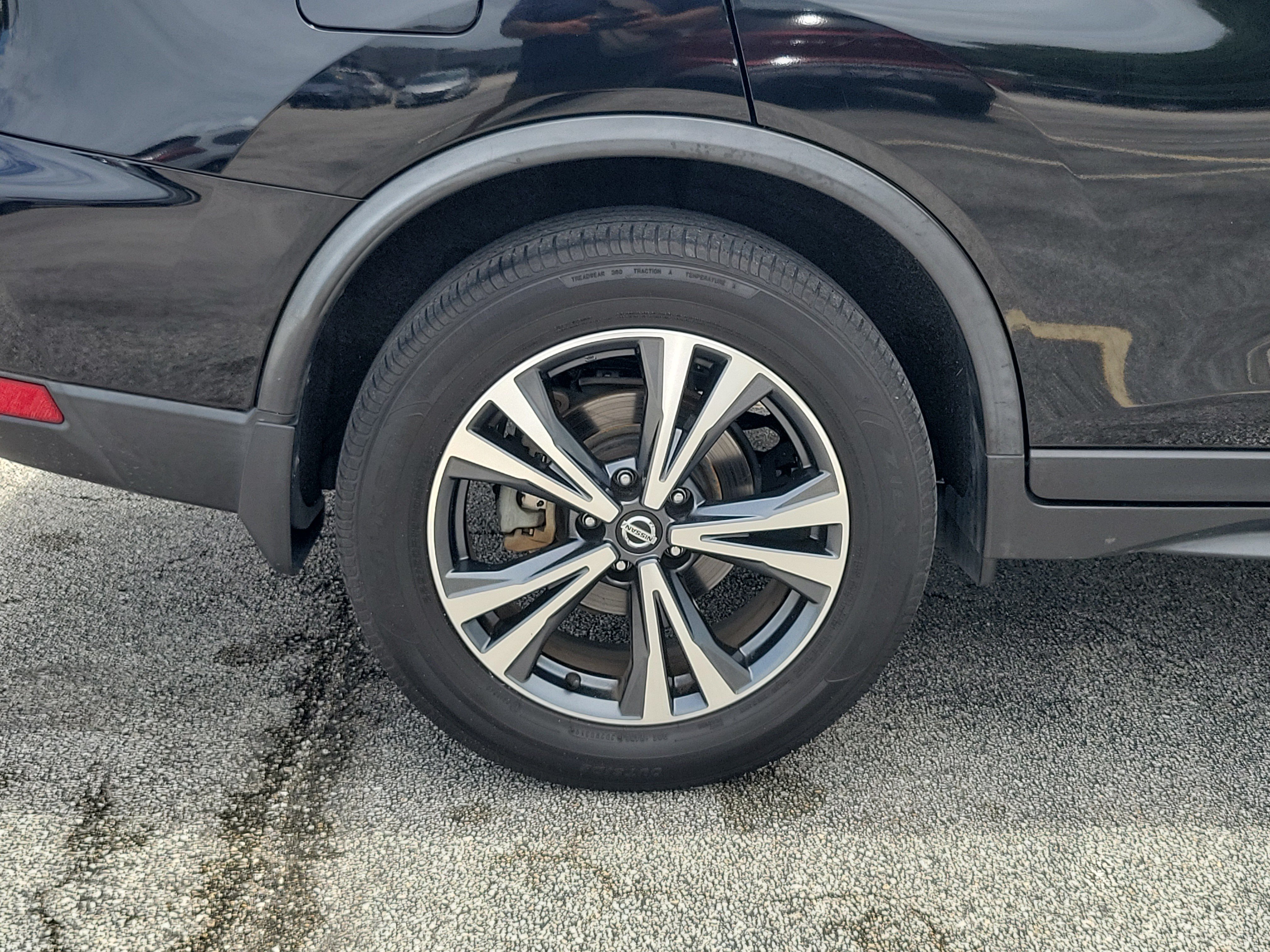 Used 2019 Nissan Rogue SV w/ Premium Package FWD image 5