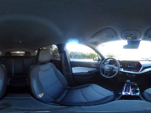 Used 2025 Chevrolet Trax LT image 40