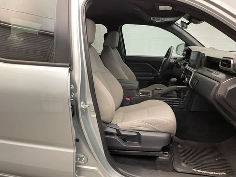 Used 2025 Toyota Tacoma SR5 AWD/4WD image 25