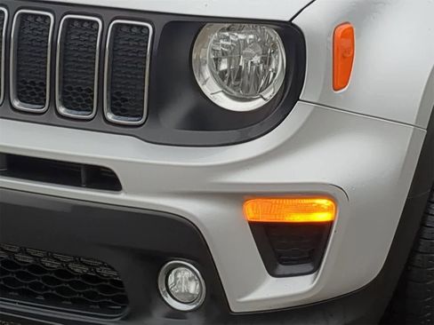 Used 2019 Jeep Renegade Latitude w/ Cold Weather Group image 18