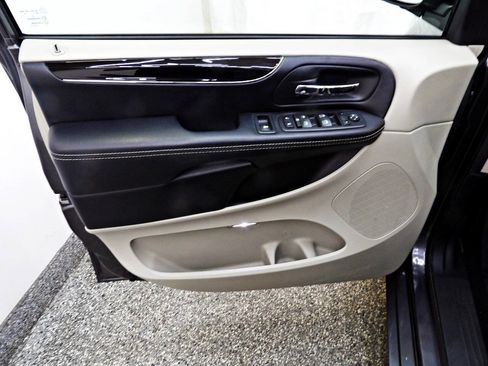 Used 2019 Dodge Grand Caravan SXT FWD image 7