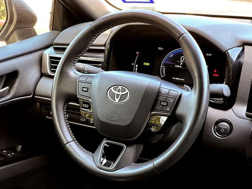 Used 2025 Toyota Camry SE w/ Convenience Package FWD image 28
