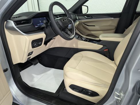 Used 2024 Jeep Grand Cherokee Limited AWD/4WD image 14