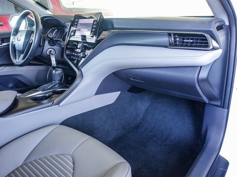 Used 2023 Toyota Camry SE image 4