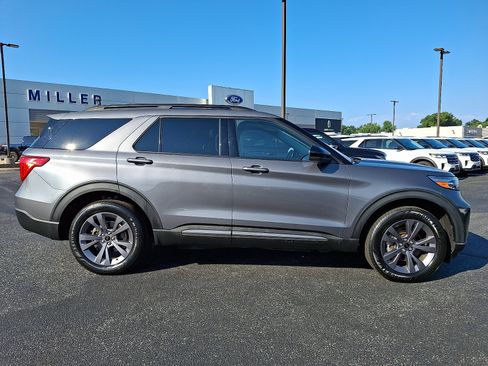 Used 2022 Ford Explorer XLT w/ Equipment Group 202A AWD/4WD image 7