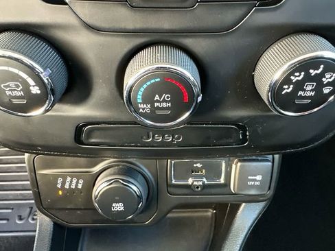 Used 2019 Jeep Renegade Sport image 33