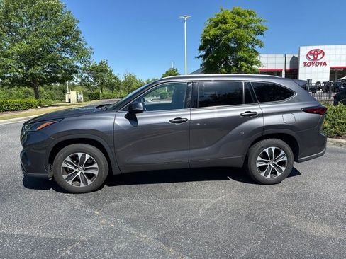 Used 2021 Toyota Highlander XLE FWD image 3