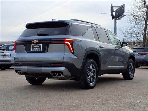 Used 2024 Chevrolet Traverse LT image 5