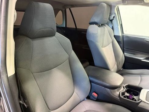 Used 2019 Toyota RAV4 XLE w/ Convenience Package FWD image 27