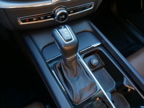 Used 2019 Volvo XC60 T5 Momentum w/ Multimedia Package image 31