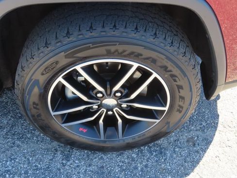Used 2018 Jeep Grand Cherokee Trailhawk w/ Trailhawk Luxury Group AWD/4WD image 16