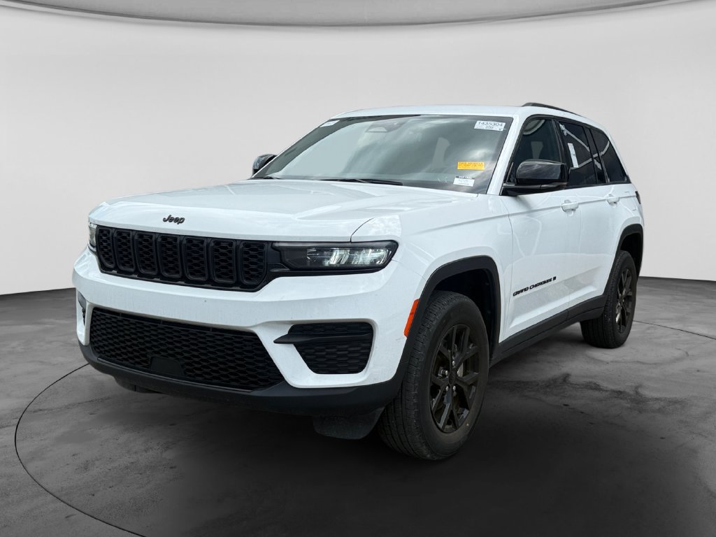 Used 2024 Jeep Grand Cherokee Altitude AWD/4WD image 5