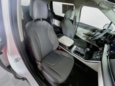 Used 2023 Kia Carnival LX FWD image 28