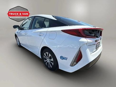 Used 2021 Toyota Prius Prime LE FWD image 3