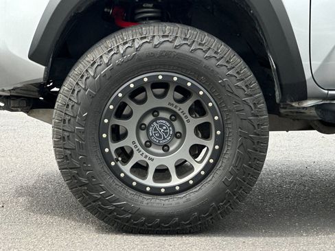 Used 2022 Toyota Tacoma TRD Off-Road w/ Technology Package AWD/4WD image 21