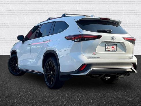 Used 2024 Toyota Highlander XSE FWD image 4