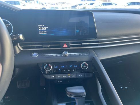 Used 2025 Hyundai Elantra Limited image 18