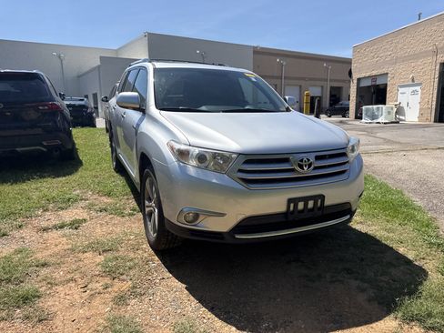 Used 2011 Toyota Highlander Limited w/ Tow Pkg AWD/4WD image 3