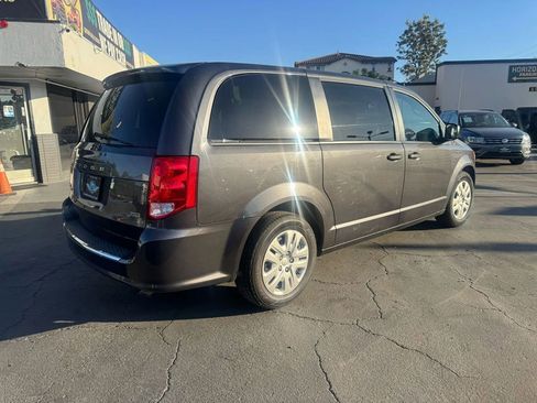 Used 2019 Dodge Grand Caravan SE image 4