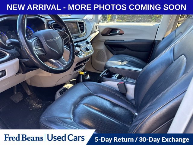 Used 2019 Chrysler Pacifica Touring-L FWD image 7