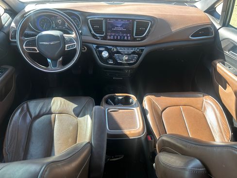 Used 2020 Chrysler Pacifica Limited w/ Advanced Safetytec Group FWD image 19