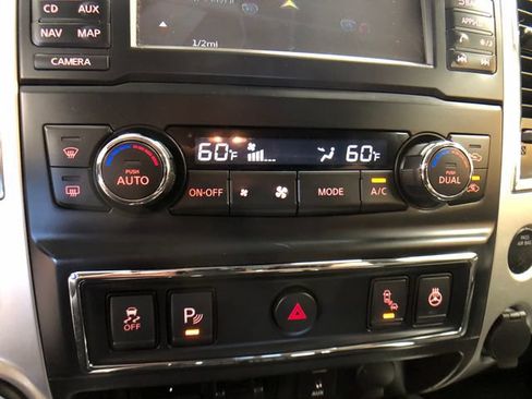 Used 2018 Nissan Titan PRO-4X w/ Pro-4x Convenience Package AWD/4WD image 18