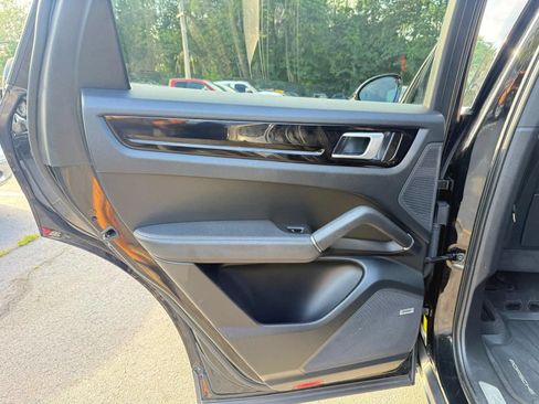 Used 2020 Porsche Cayenne AWD/4WD image 30