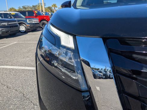 Used 2025 Nissan Pathfinder SV image 10