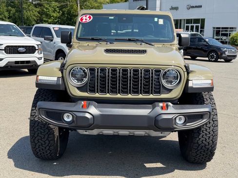Used 2025 Jeep Gladiator Mojave w/ Convenience Group AWD/4WD image 9