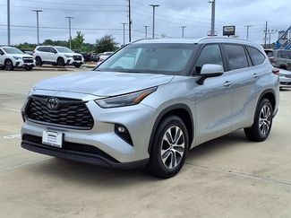 Used 2023 Toyota Highlander XLE FWD video 3