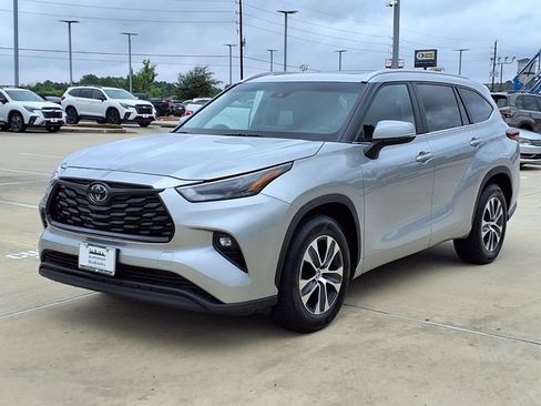 Used 2023 Toyota Highlander XLE FWD image 3
