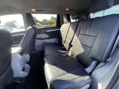 Used 2016 Toyota Highlander LE FWD image 12