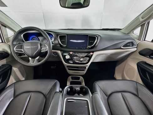 Used 2024 Chrysler Pacifica Touring-L FWD image 29