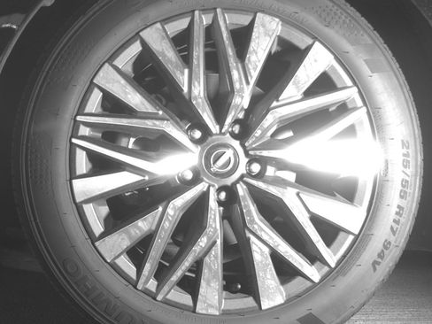 Used 2025 Nissan Altima 2.5 SV FWD image 12