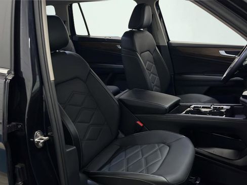 Used 2025 Volkswagen Atlas SE image 3