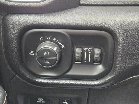 Used 2019 RAM 1500 Laramie AWD/4WD image 16