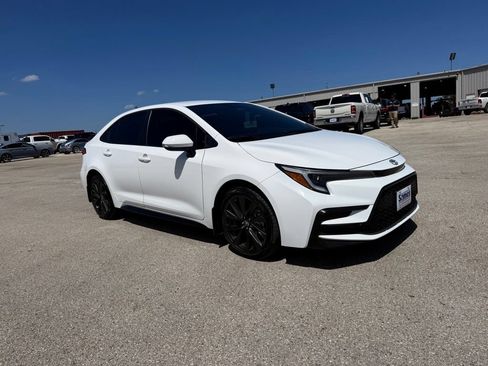 Used 2026 Toyota Corolla SE FWD image 3