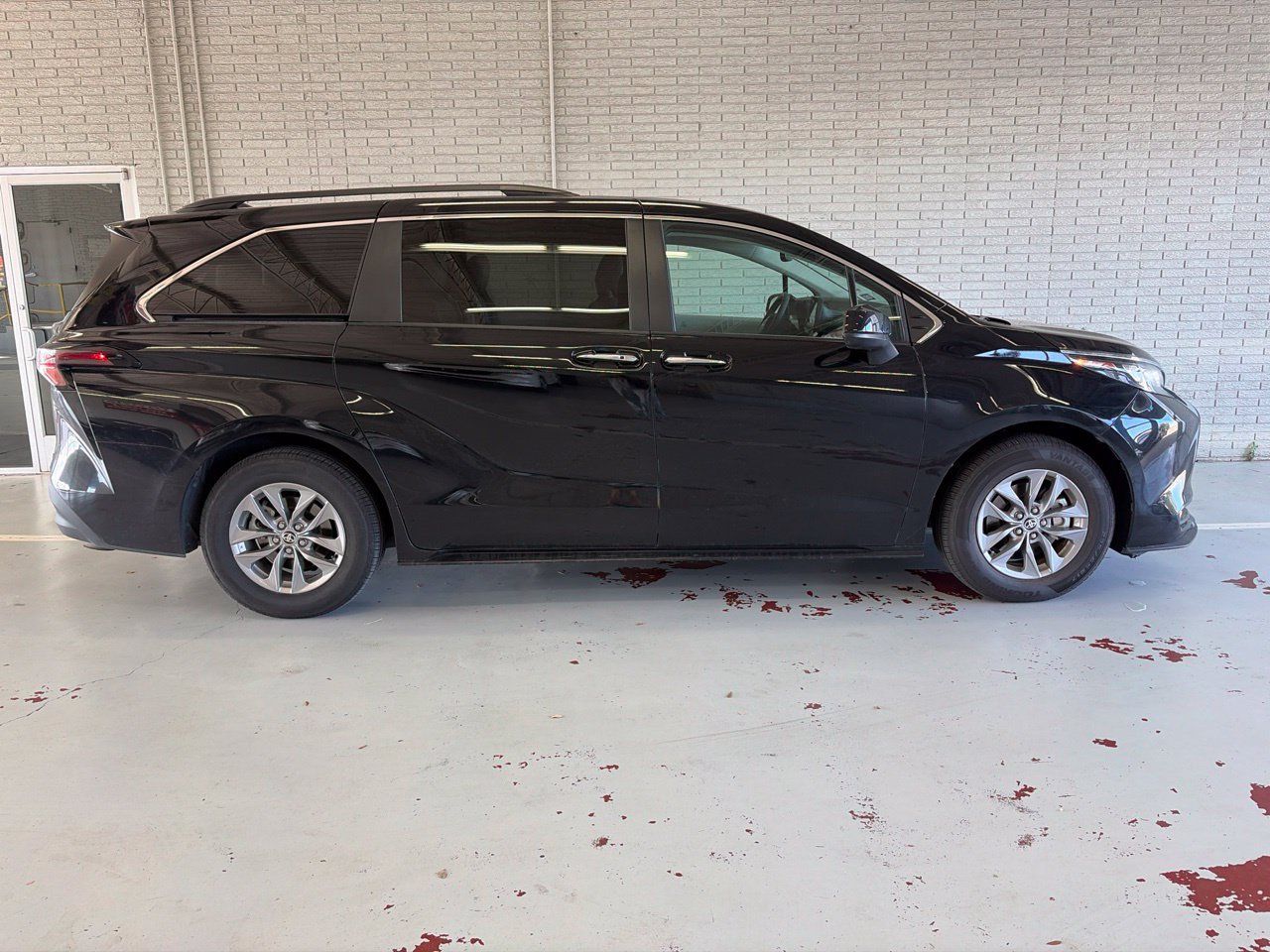 Used 2026 Toyota Sienna XLE FWD image 2