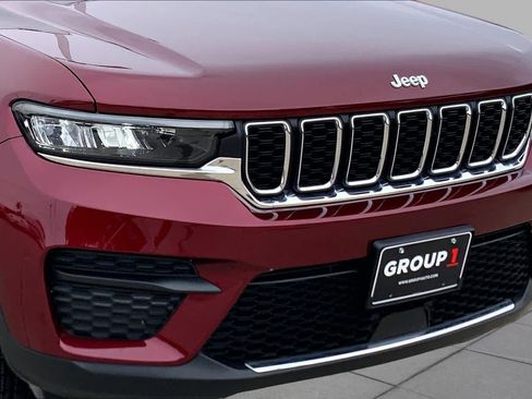 Used 2025 Jeep Grand Cherokee Laredo AWD/4WD image 30