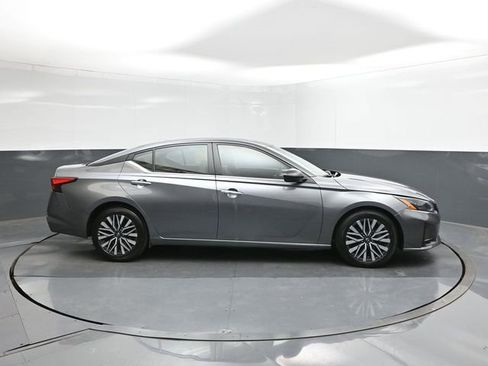 Used 2024 Nissan Altima 2.5 SV FWD image 15